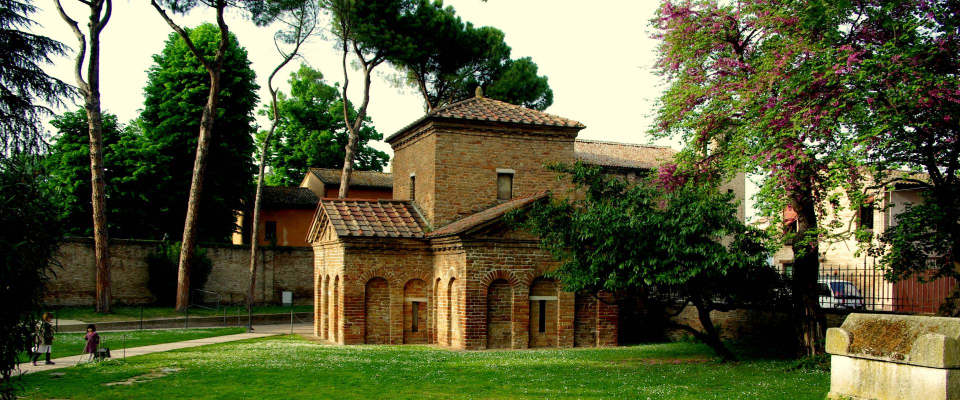 Il Mausoleo di Galla Placidia ai primi sentori della primavera photo by Federfabbri